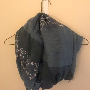 Vera Wang Fashion Scarf